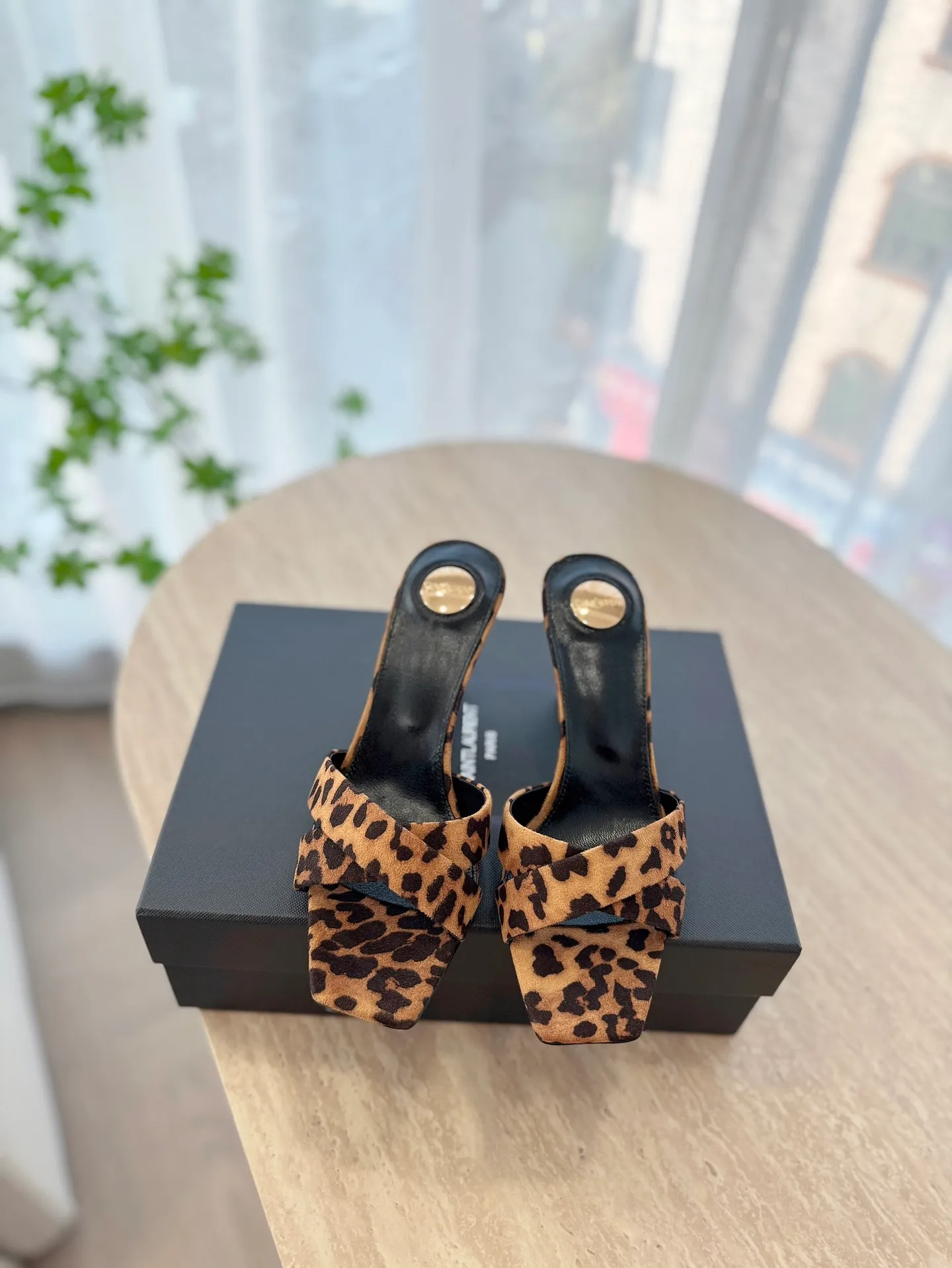 👟👟Ex-factory price 560👟👟 High version "SAINT LAUREN*" Saint Laurent ysl 25ss/new spring and summer catwalk model with large rhinestone high heels and sandals. Only YSL understands women's hearts best and does not accept refutation. It is a super invincible feminine artifact and a must-have for women (z-product full-body customization, own molded hardware accessories, perfect consistency). Compare the differences between pictures and goods on the market. ✔Upper: Customized imported silk ✔Lining: Imported 🐑Sheep leather ✔Sole: Imported genuine leather outsole ✔Heel height: 8cm ✔Number of yards: 35-39 (40, 41, 42 can be customized and non-returnable) (Full set of packaging)